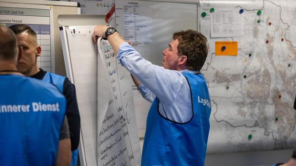 Rund 600 Einsatzkräfte und Beteiligte nahmen an der Übung teil - darunter Feuerwehr, Polizei, THW, Rettungsdienste sowie weitere Behörden und Organisationen mit Sicherheitsaufgaben.