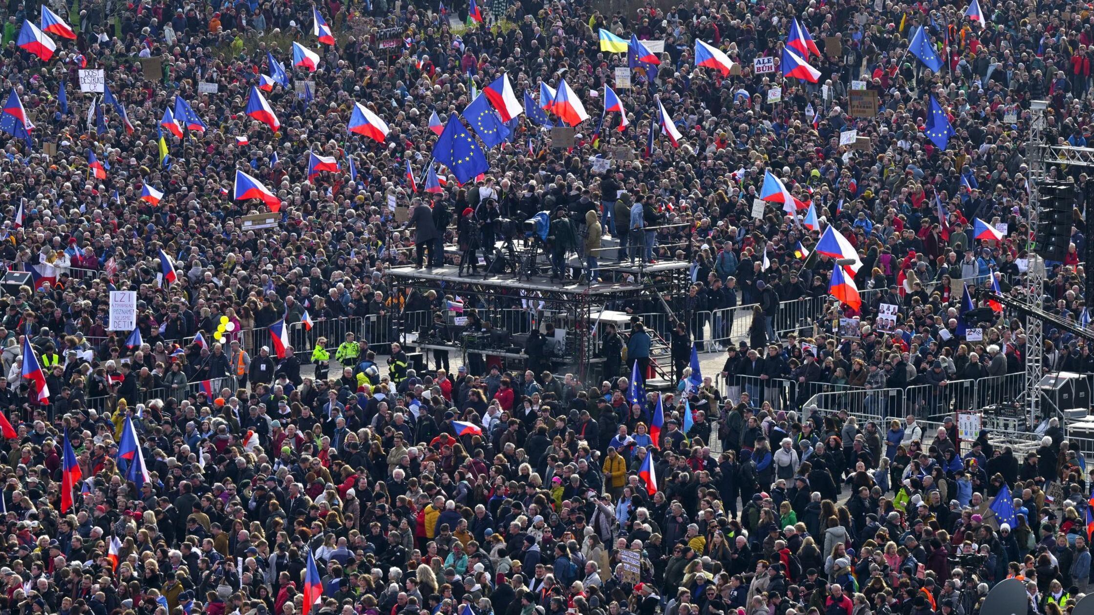 Zehntausende Menschen nehmen an der Kundgebung unt