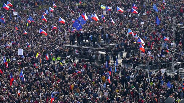 Zehntausende Menschen nehmen an der Kundgebung unt