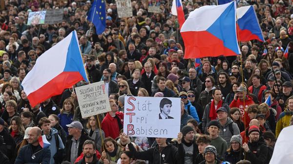 Zehntausende Menschen nehmen an der Kundgebung unt