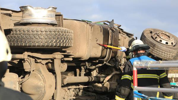 LKW kracht ins Stauende - laufende Reanimation auf