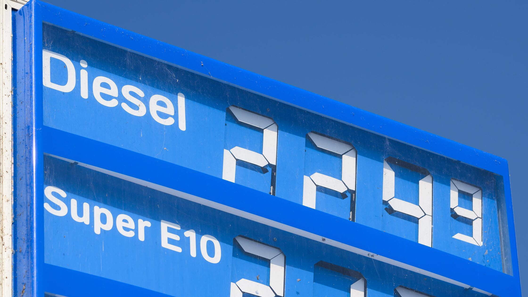 19.03.2026, Sachsen, Dresden: Die Preistafel einer