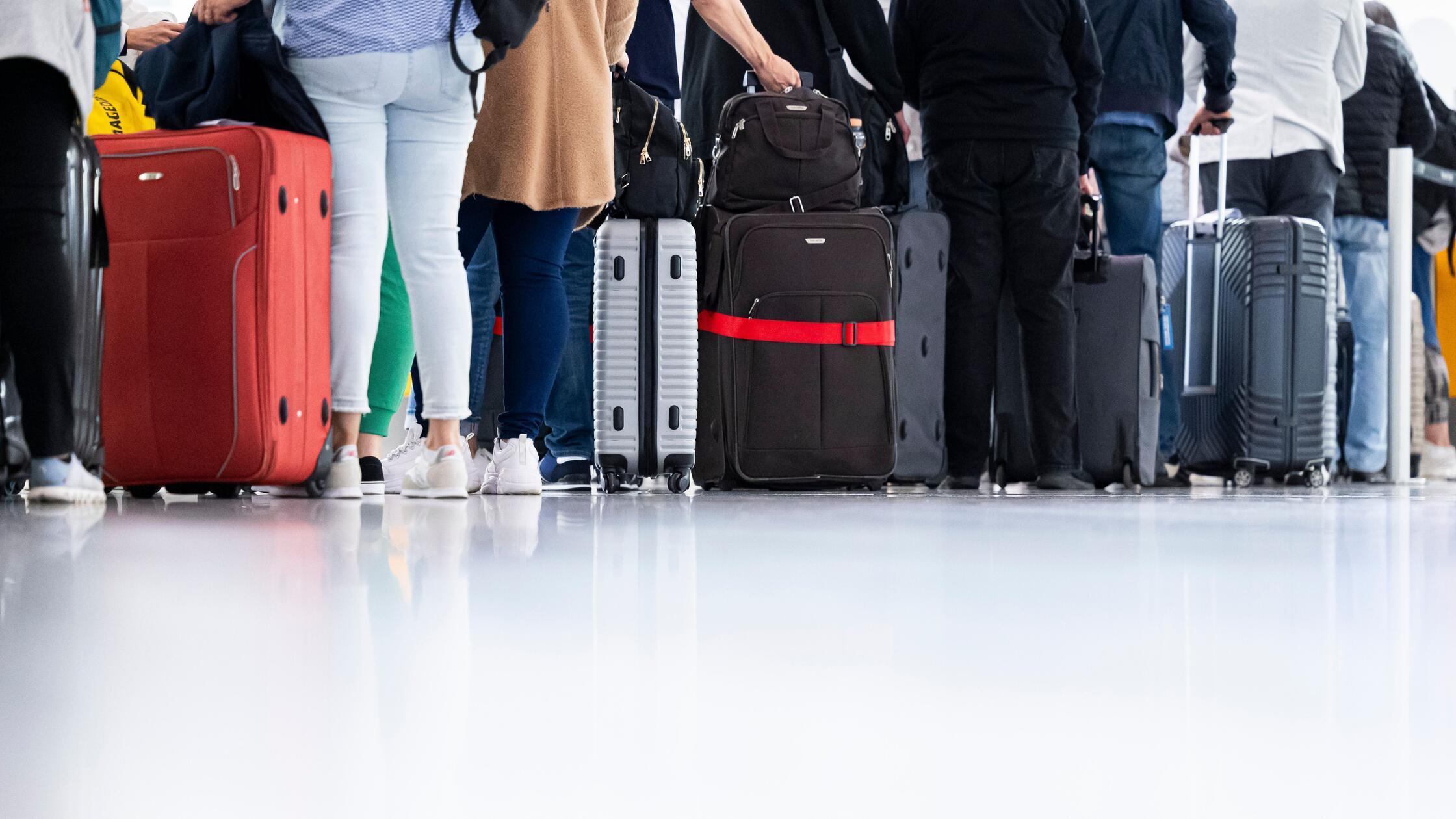 Passagiere mit Fluggepäck.3198.jpg