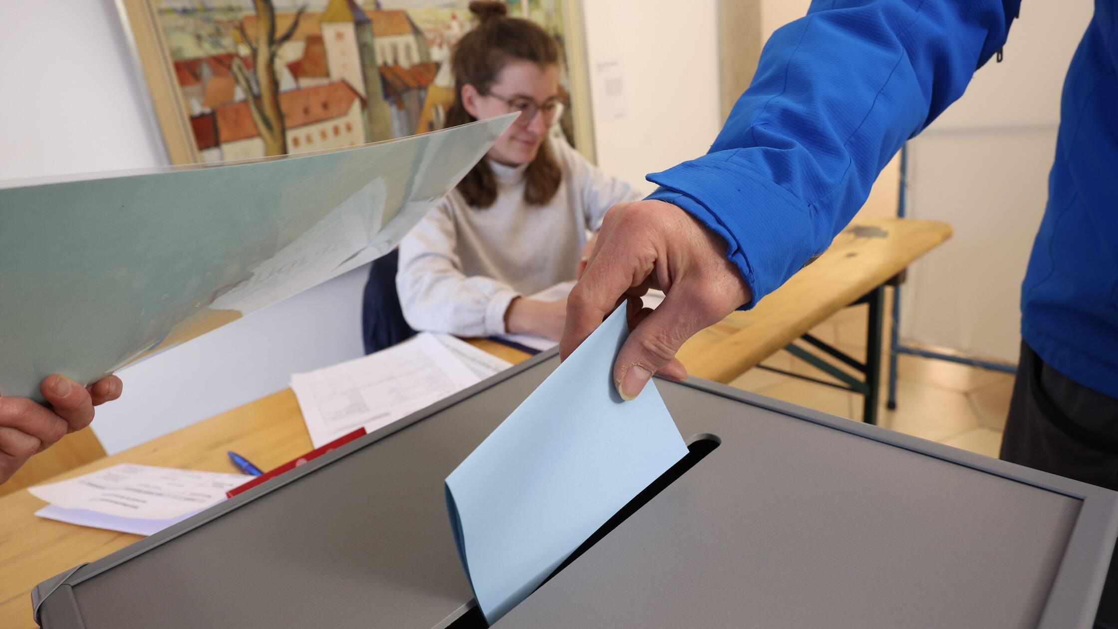 22.03.2026, Bayern, Landsberg am Lech: Ein Wähler 