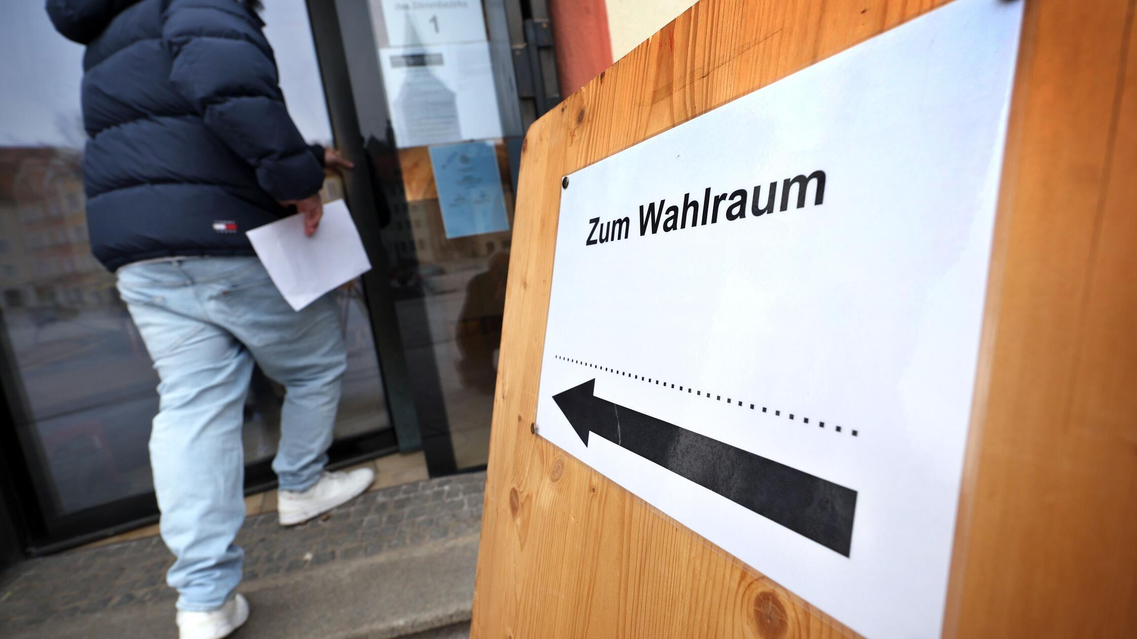 22.03.2026, Bayern, Landsberg am Lech: Ein Mann be