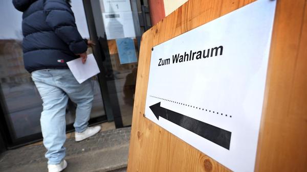 22.03.2026, Bayern, Landsberg am Lech: Ein Mann be