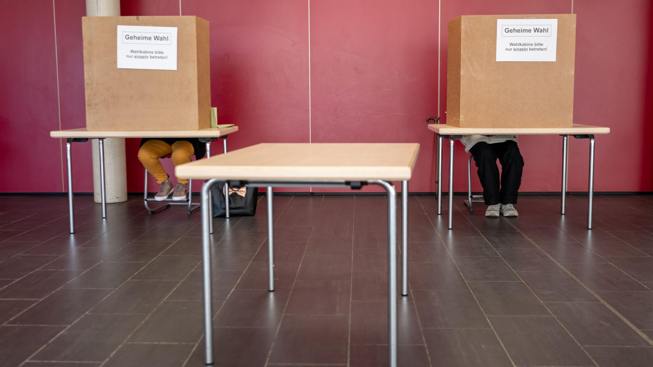 Hinter einem Sichtschutz nehmen Wähler in einer zu