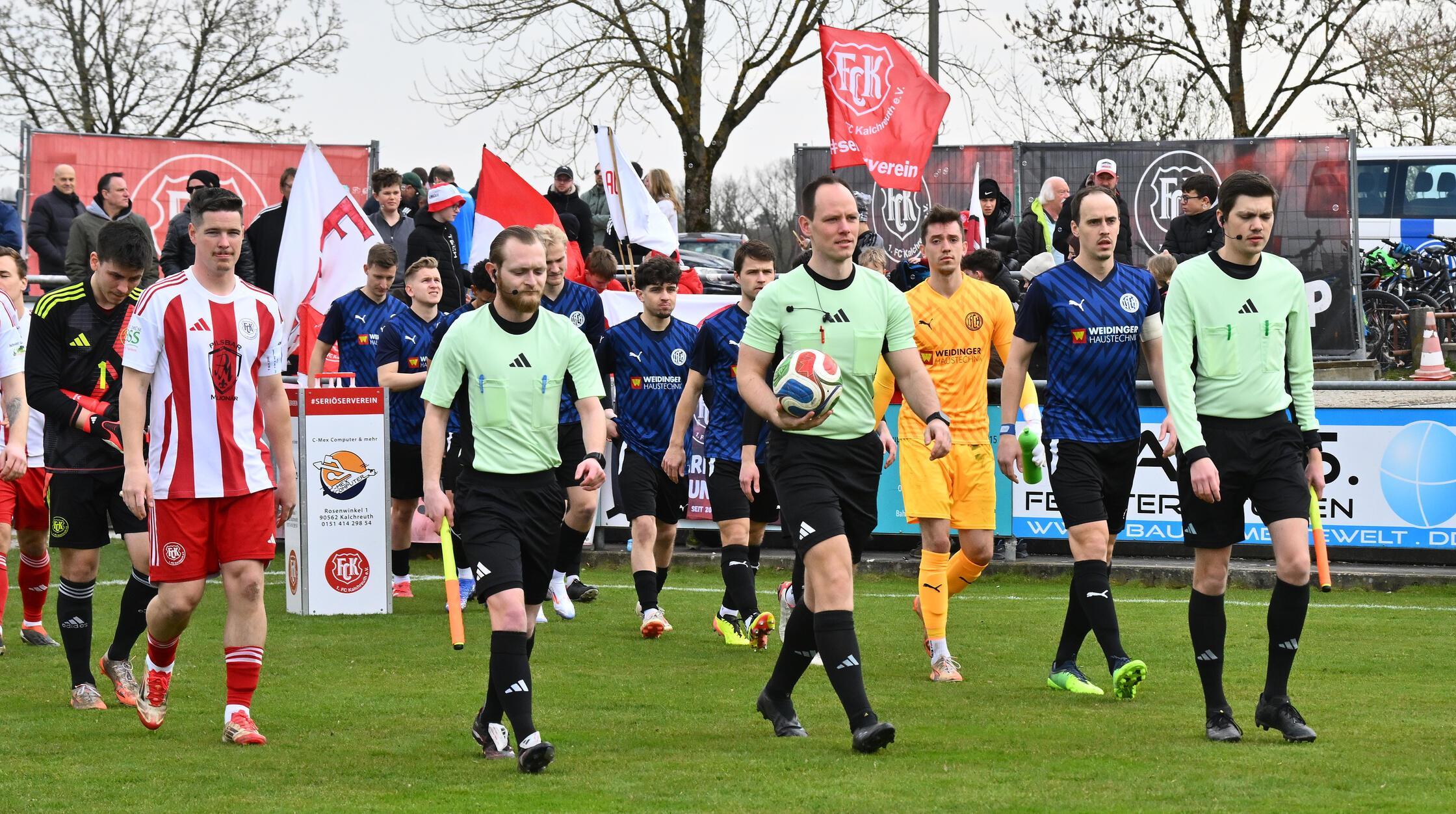Spitzenspiel der Bezirksliga Nord: Kai Hoffmann (Schiedsrichter) führt die Teams aufs Feld.