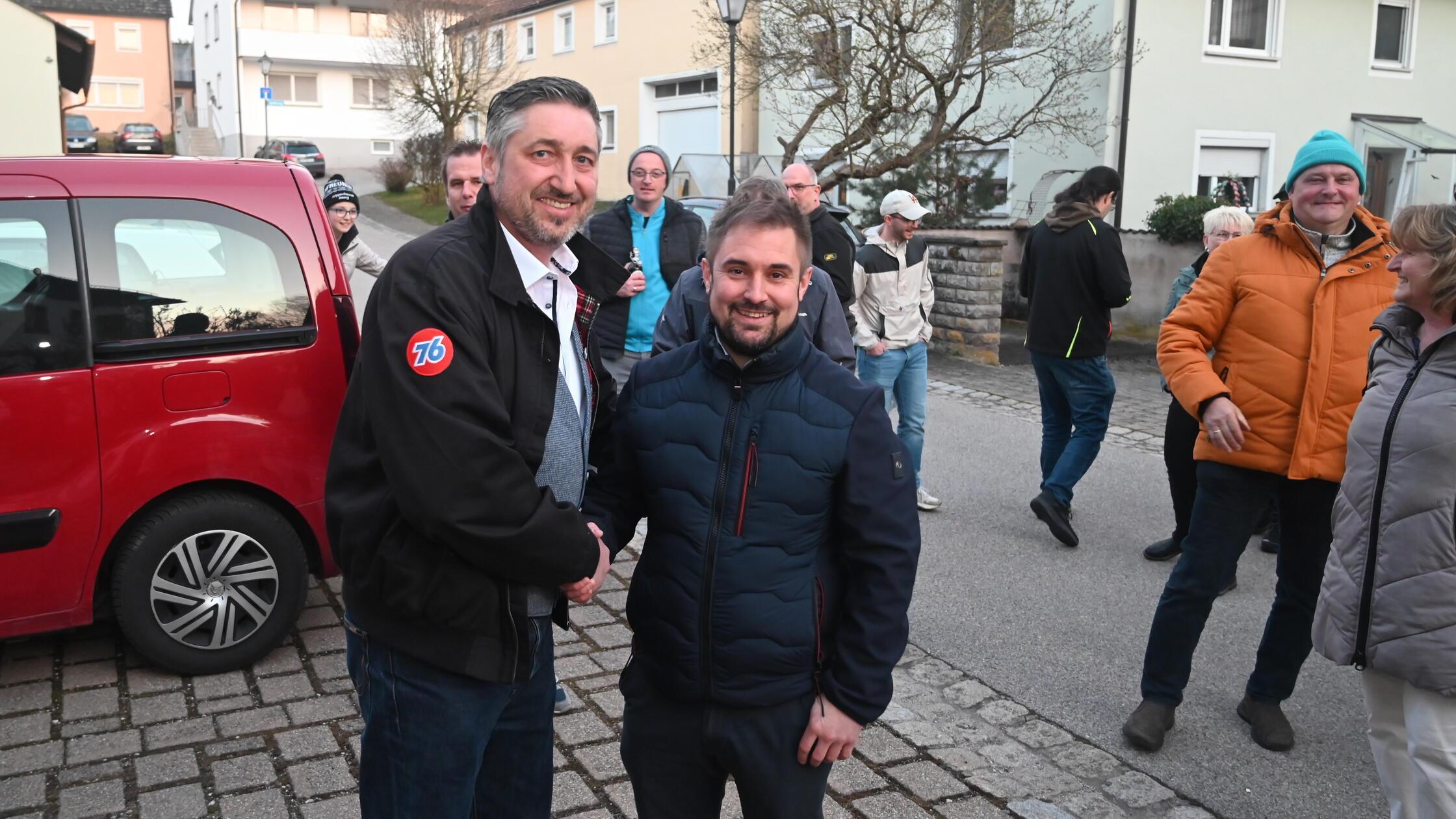 Arberg Scherb (links) gatuiliert Friedel