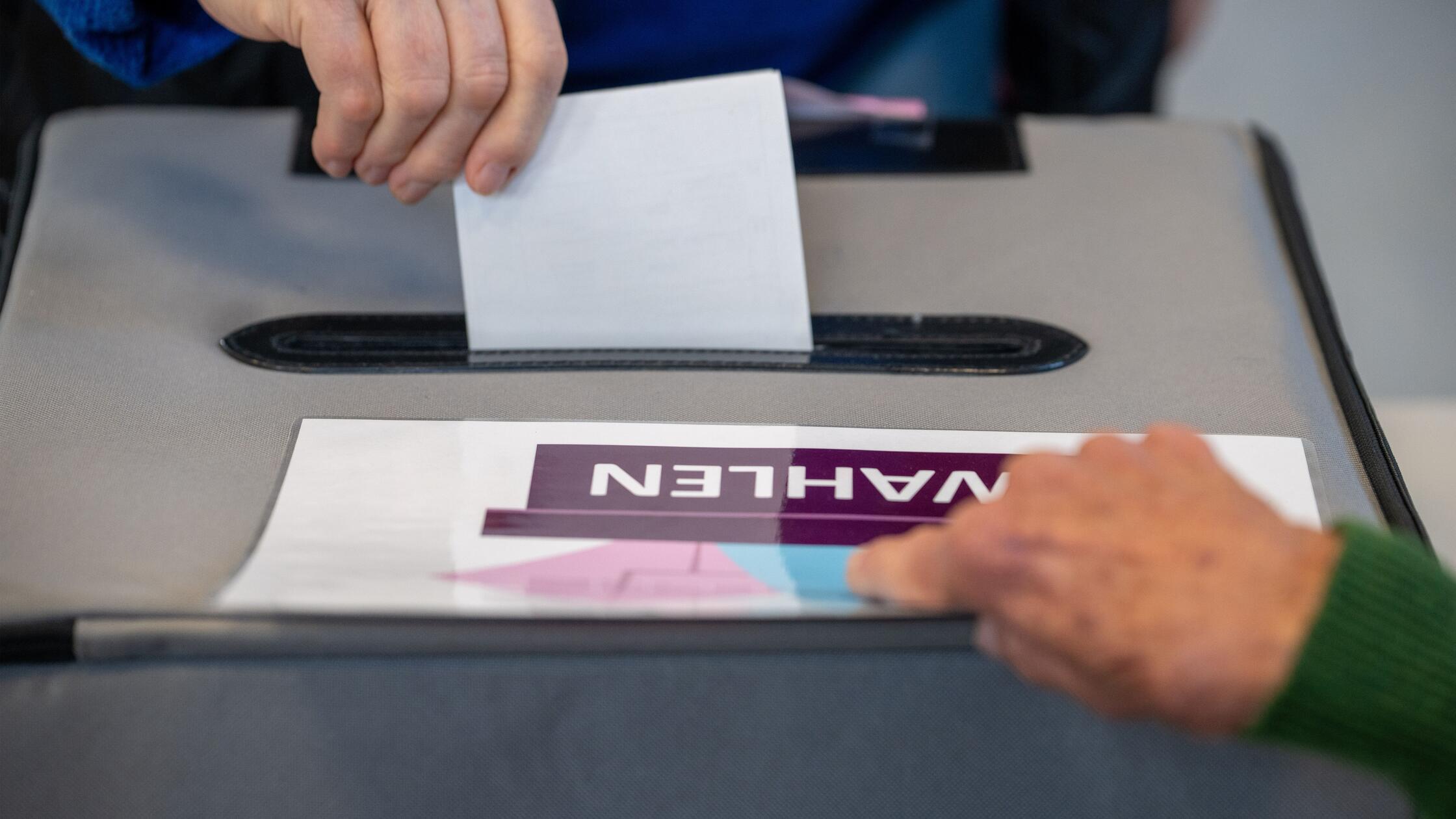 22.03.2026, Rheinland-Pfalz, Trier: Eine Wählerin 