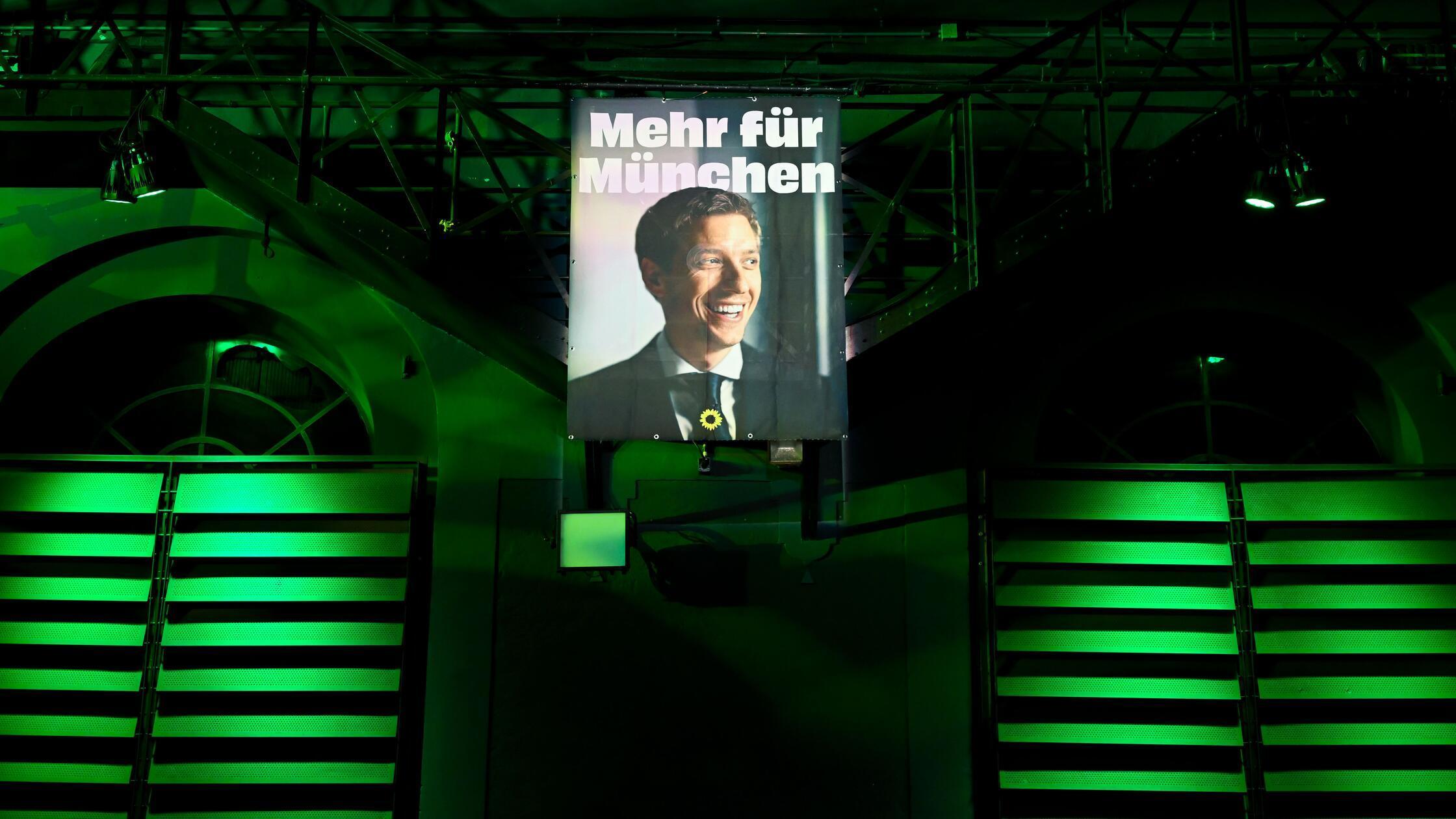 22.03.2026, Bayern, München: Ein Plakat mit einem 