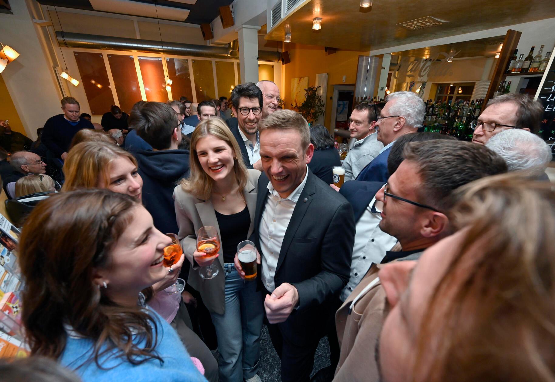 Der künftige Oberbürgermeister von Erlangen, Jörg Volleth, feiert mit seinen Anhängern im Sax am Marktplatz.