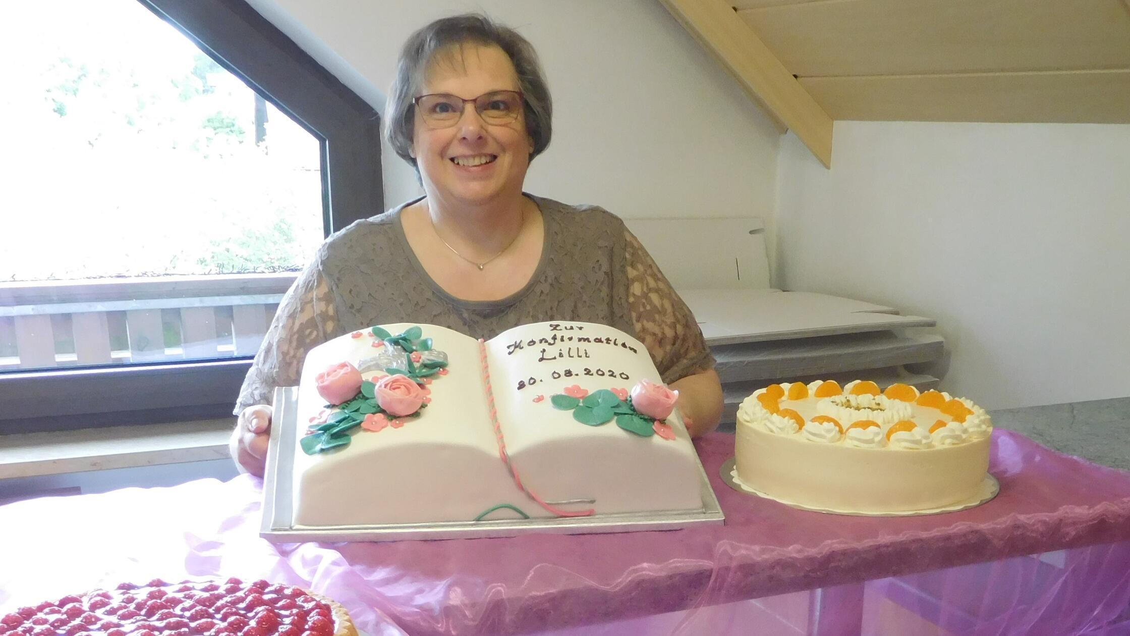 "Tortenservice" Petra mit Kuchen