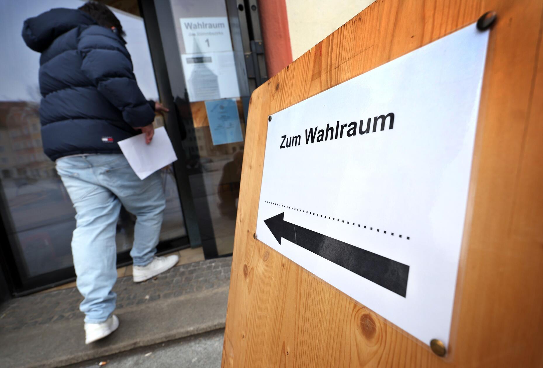 22.03.2026, Bayern, Landsberg am Lech: Ein Mann be