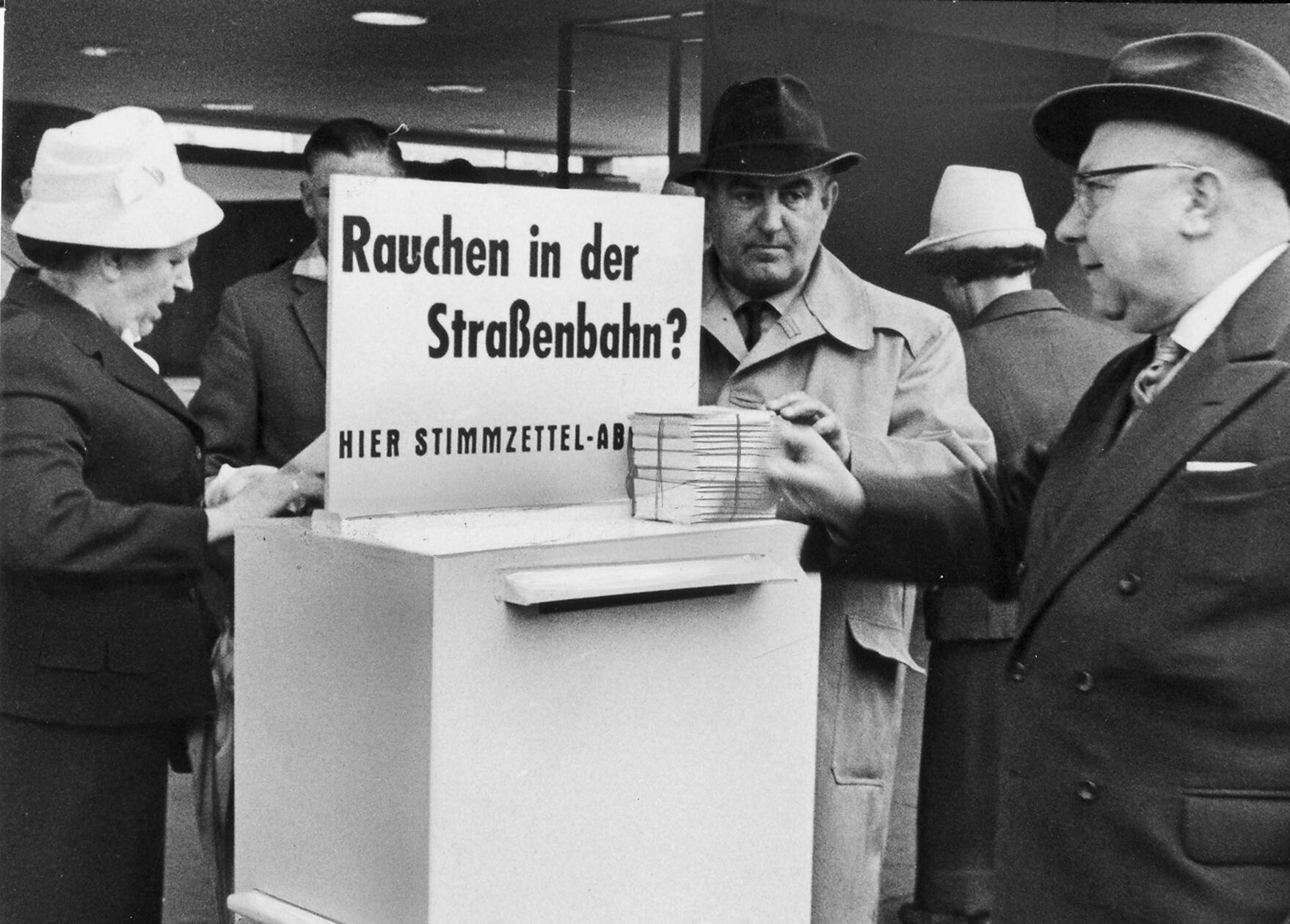 Darf ich in der Öffentlichkeit rauchen, und wenn ja, wo? Fragen dieser Art beschäftigen uns auch heute wieder. Nein, es geht an dieser Stelle nicht um das Thema Cannabis-Legalisierung, sondern um die Frage, ob Rauchen in der Straßenbahn erlaubt bleiben oder verboten werden sollte. Darüber wurde in Nürnberg im April 1961 hitzig diskutiert und mit großer Wahlbeteiligung abgestimmt. Die kleinen gelben Stimmzettel konnten von den Fahrgästen direkt in den Straßenbahnen ergattert, und in Sammelkästen an den Haltestellen eingeworfen werden. Am Ende der Abstimmfrist zählten zehn Schaffner und zwei Schaffnerinnen ein deutliches Ergebnis aus, das für dunkle Wolken am Raucherhimmel sorgte: 71.000 befürworteten ein Rauchverbot, 15.000 waren dagegen.