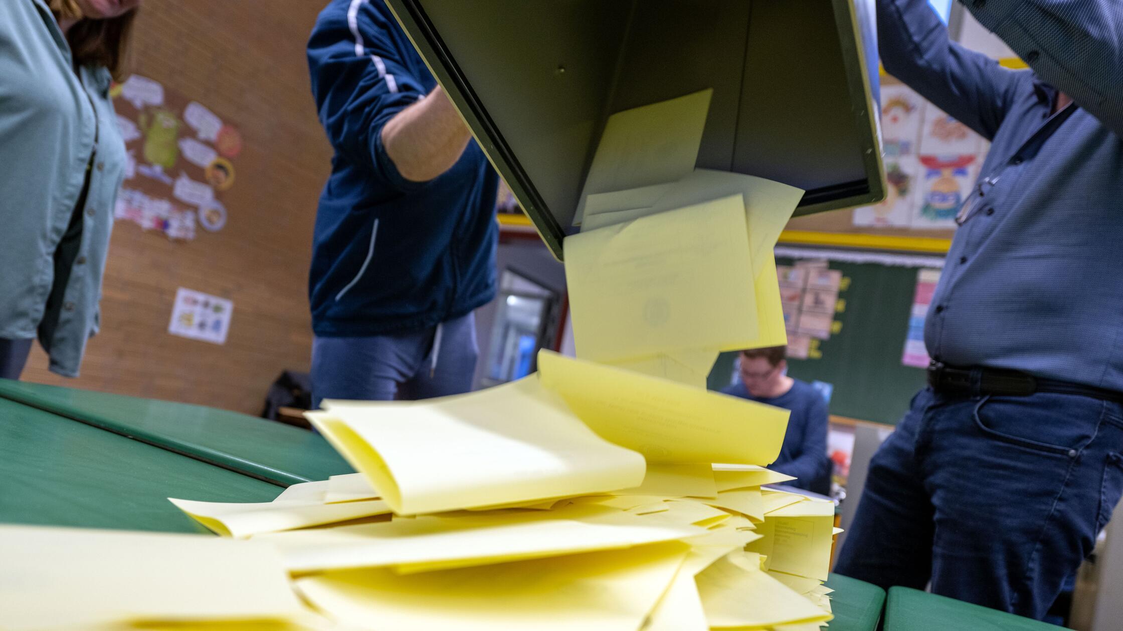 Eine Wahlurne wird ausgeleert, die Auszählung der 