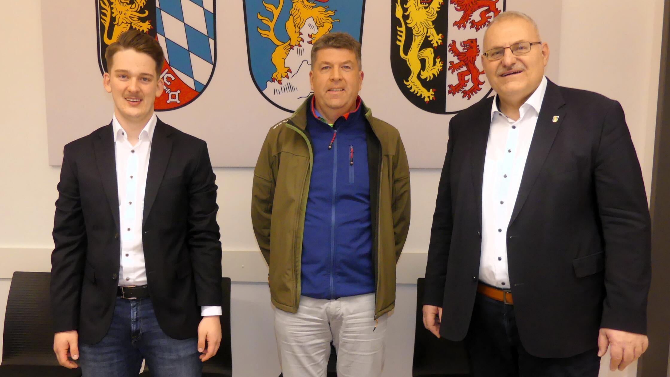 Der wiedergewählte Bürgermeister Christian Graf (r