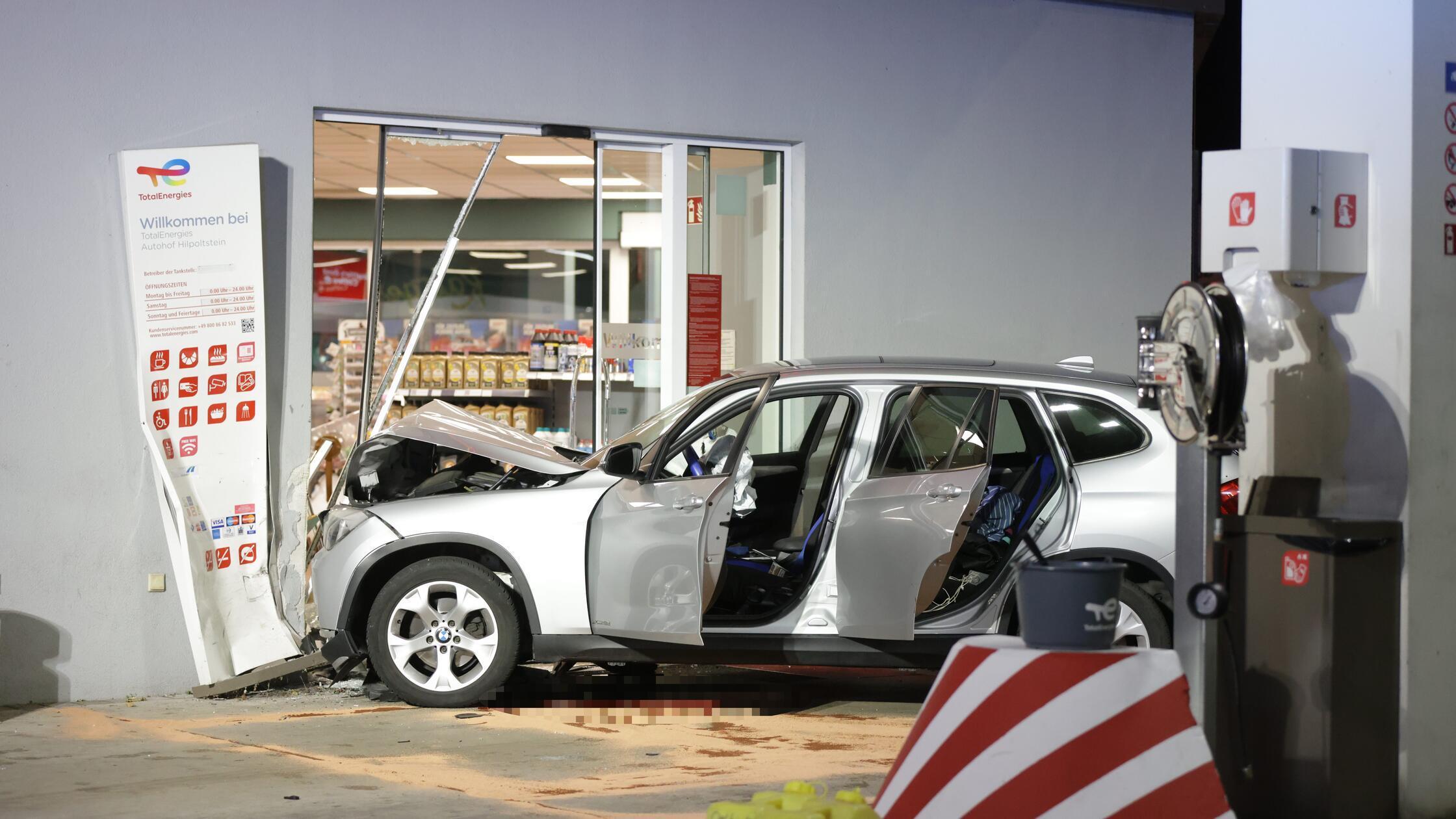 Ein weißer BMW der mit der Front in den rückwärtig