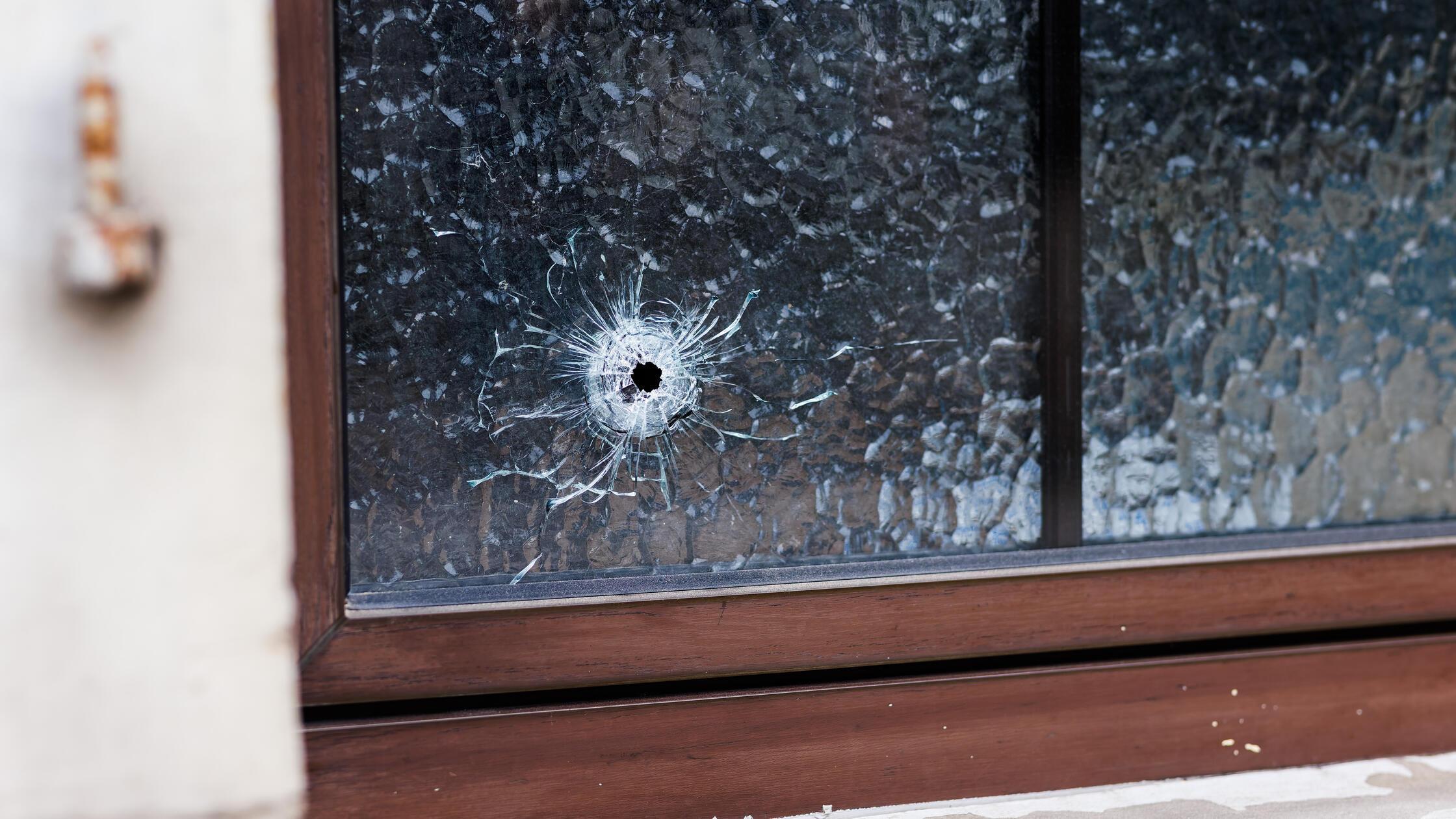 Mann bedroht Frau und Kind mit Waffe