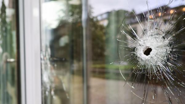 Unbekannte schießen auf Verlagsgebäude in Hamburg1