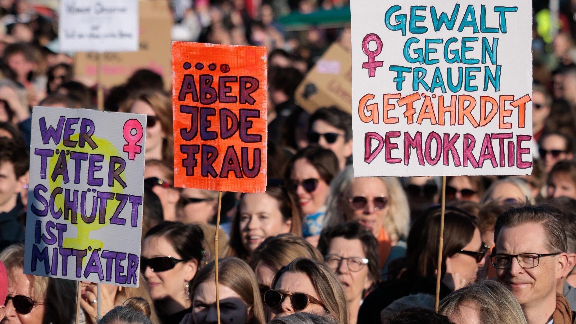 22.03.2026, Berlin: Teilnehmerinnen halten Schilde