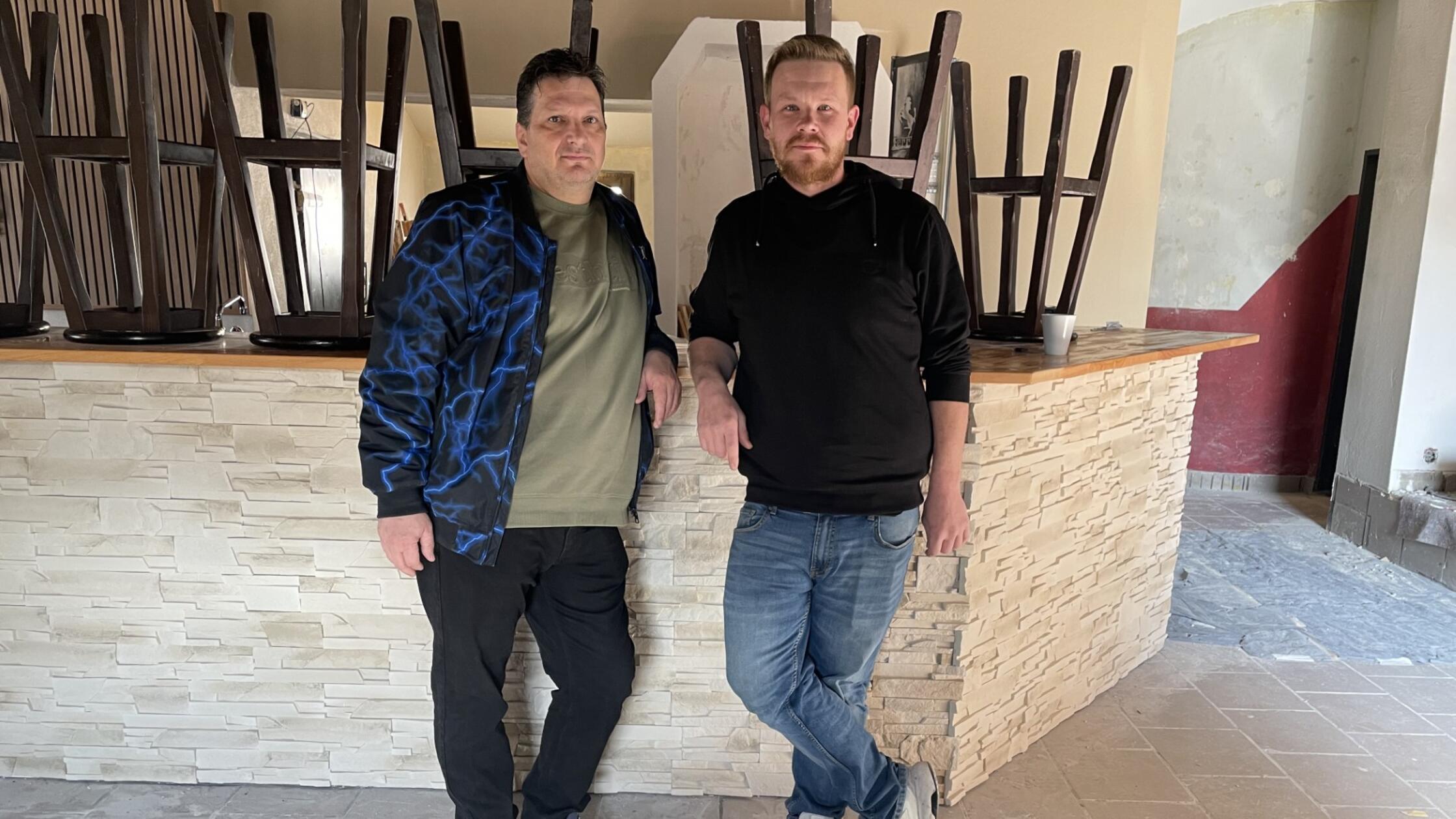 Kollmann_und_Maisel_an_der_Bar