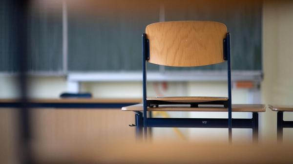 König wurde 1980 als einziges Kind des Werkzeugmachers Günter König und der Sekretärin Astrid König in Nürnberg geboren. Er ging zunächst auf die Hauptschule und wechselte dann auf die Nürnberger Wirtschaftsschule in der Nunnenbeckstraße. Er lebte im St. Paul-Internat und lernte dort, selbstständig zu werden: "Es hat mir nicht geschadet, schon frühzeitig zu lernen, wie man seine Sachen zusammenlegt."