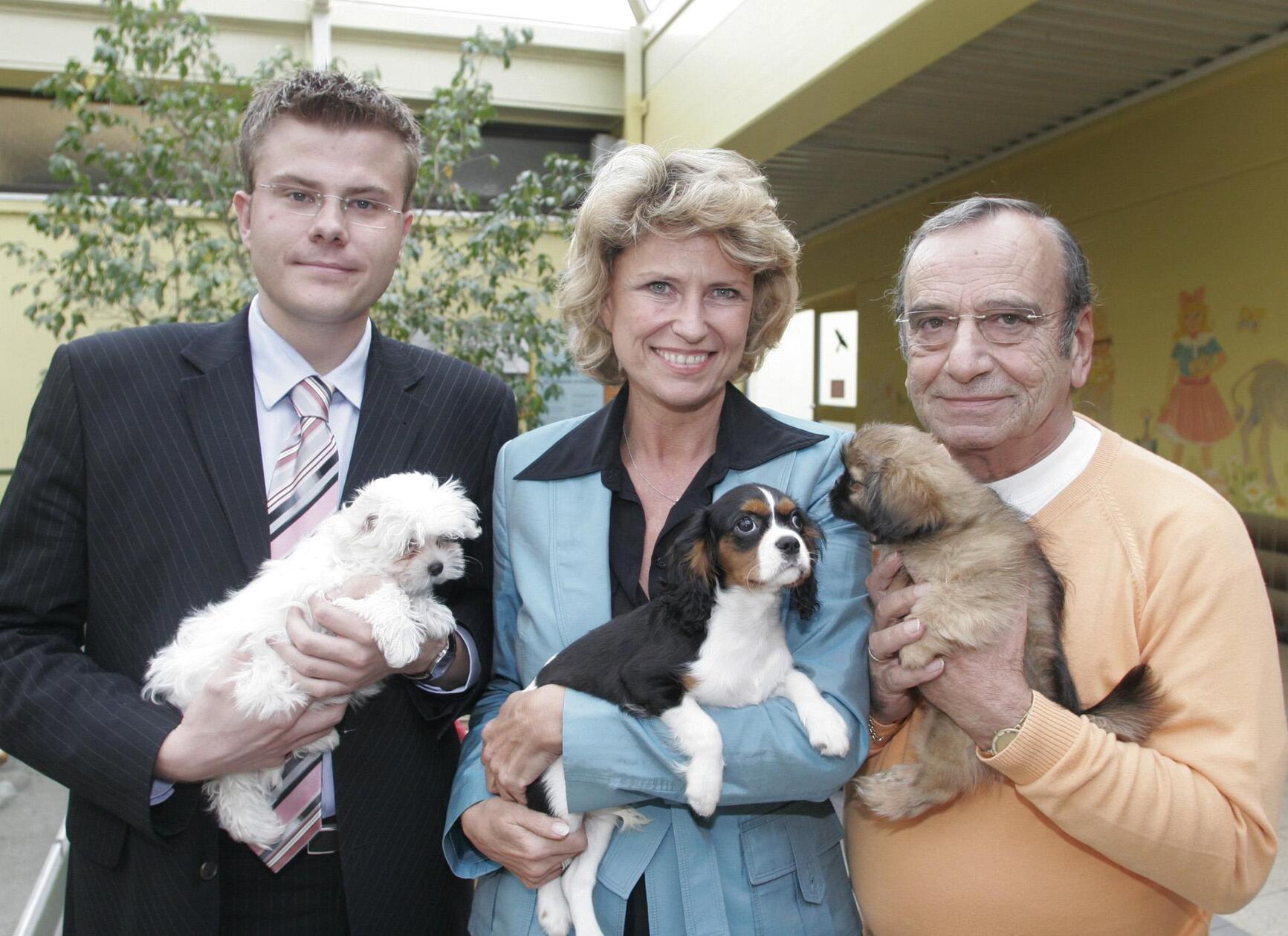 König war von 2004 bis 2020 ehrenamtlicher Geschäftsführer des Trägervereins des Tierheims. Seine Mitstreiterin dort: Dagmar Wöhrl, seit 1999 Präsidentin des Vereins und von 1994 bis 2017 Bundestagsabgeordnete.