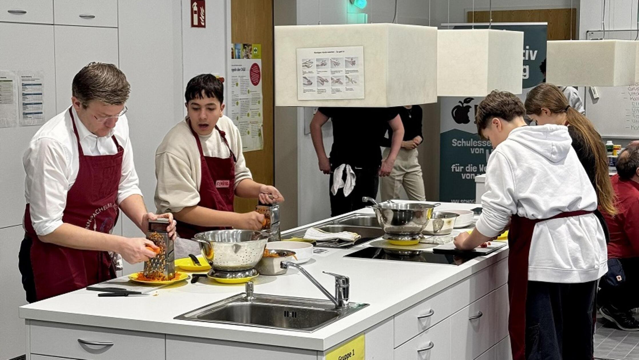 König kocht mit Schülerinnen und Schülern der Johann-Pachelbel-Realschule. Auch privat kocht der Oberbürgermeister leidenschaftlich gerne, wenn er dafür die Zeit findet. Seine Spezialität sind Braten. "Gans kann ich gut. Da muss man ja nicht viel machen."