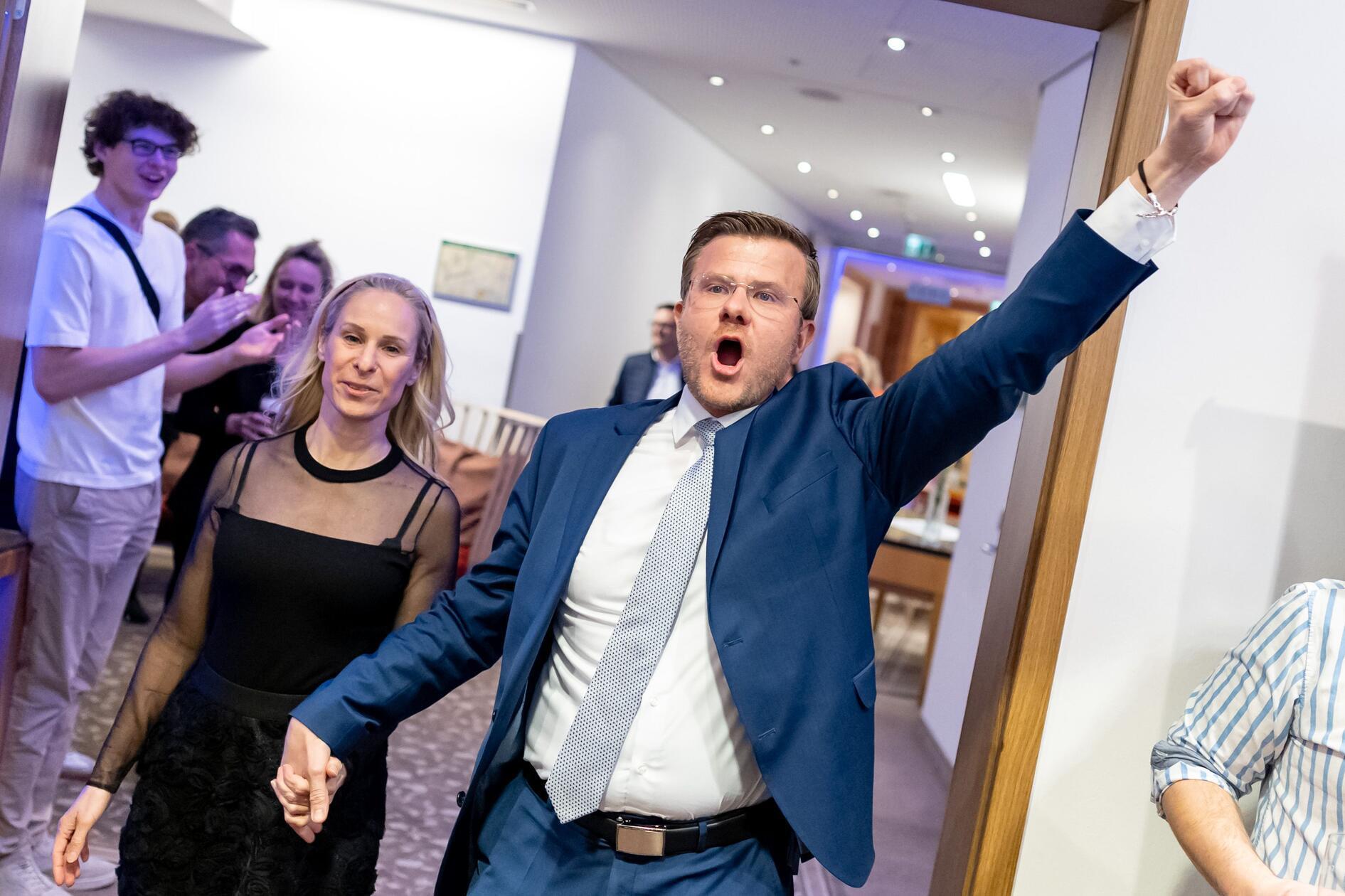 Bei der Kommunalwahl im März 2026 kann sich König in der Stichwahl mit 55,5 Prozent klar gegen seinen Herausforderer Nasser Ahmed (SPD) durchsetzen. Mit seiner Wiederwahl schreibt der gebürtige Nürnberger Geschichte: Erstmals gelingt es in der einstigen SPD‑Hochburg einem CSU‑Politiker, das OB-Amt zu verteidigen.