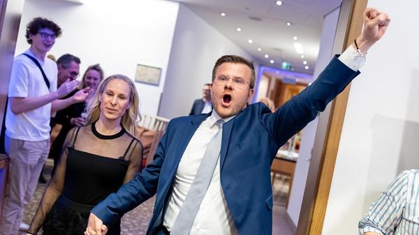 Bei der Kommunalwahl im März 2026 kann sich König in der Stichwahl mit 55,5 Prozent klar gegen seinen Herausforderer Nasser Ahmed (SPD) durchsetzen. Mit seiner Wiederwahl schreibt der gebürtige Nürnberger Geschichte: Erstmals gelingt es in der einstigen SPD‑Hochburg einem CSU‑Politiker, das OB-Amt zu verteidigen.