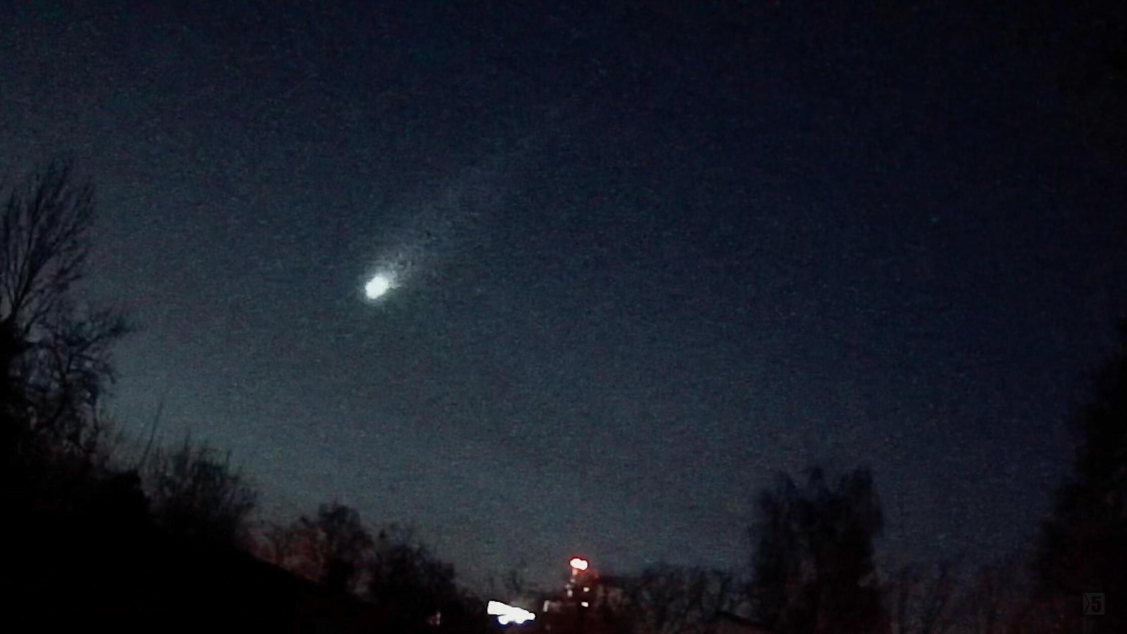 Leuchtspektakel am Nachthimmel über Deutschland: Meteor zieht schimmernden Schweif hinter sich her