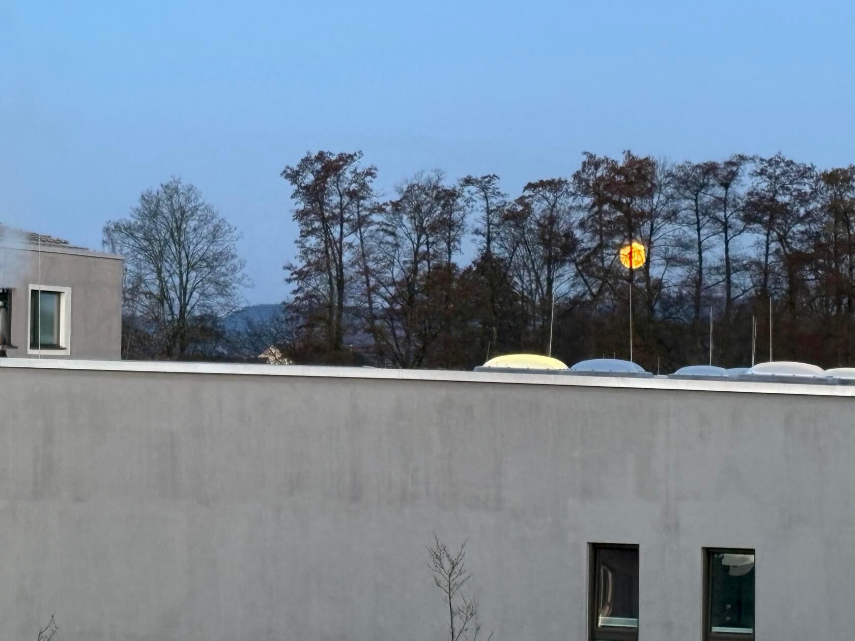 Der Mond sucht einen Schlafplatz, gesehen von unserem Leser Karlheinz Theurich.