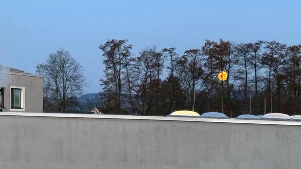 Der Mond sucht einen Schlafplatz, gesehen von unserem Leser Karlheinz Theurich.