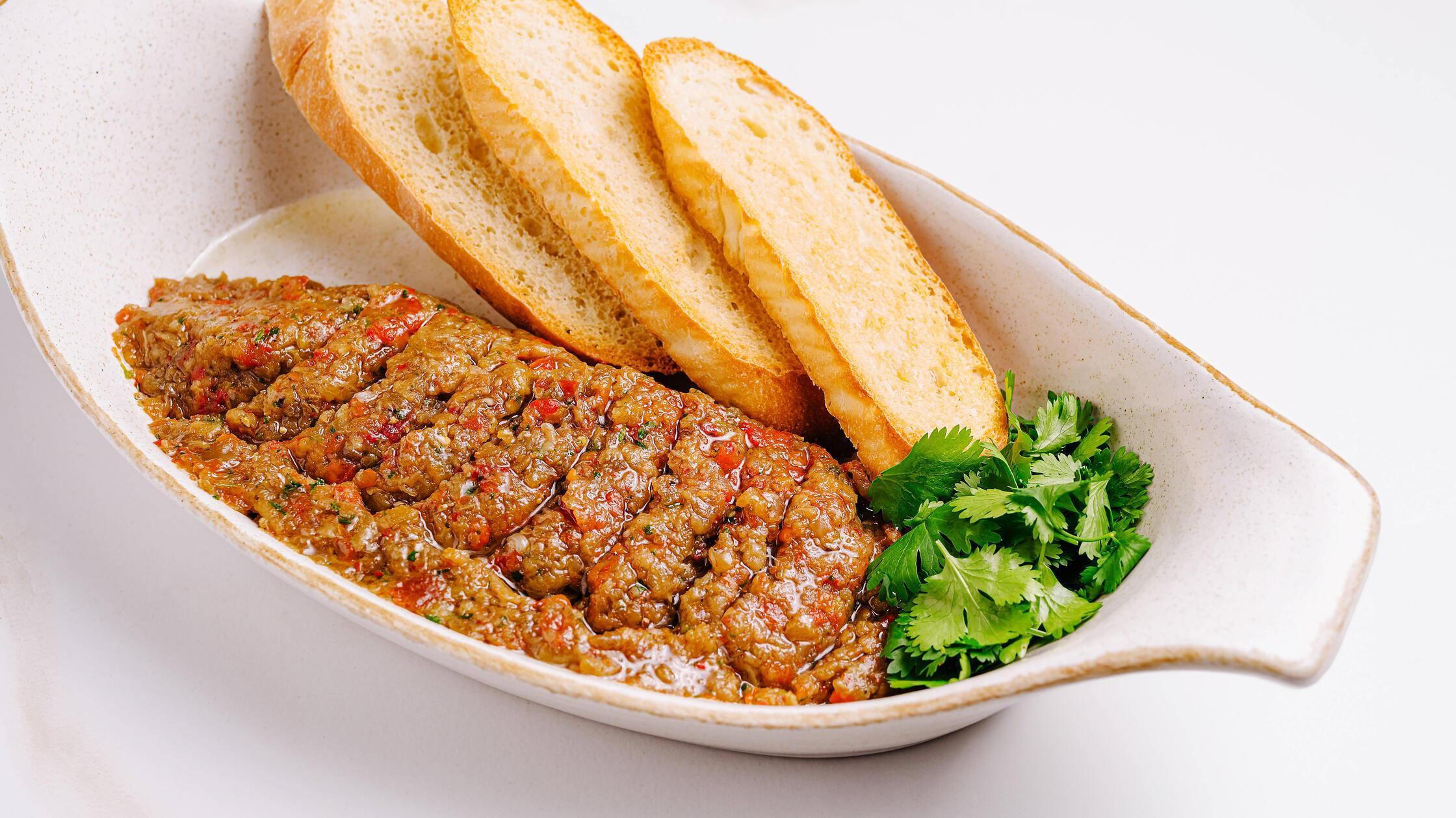 Auberginenaufstrich, serviert mit gerösteten Brots