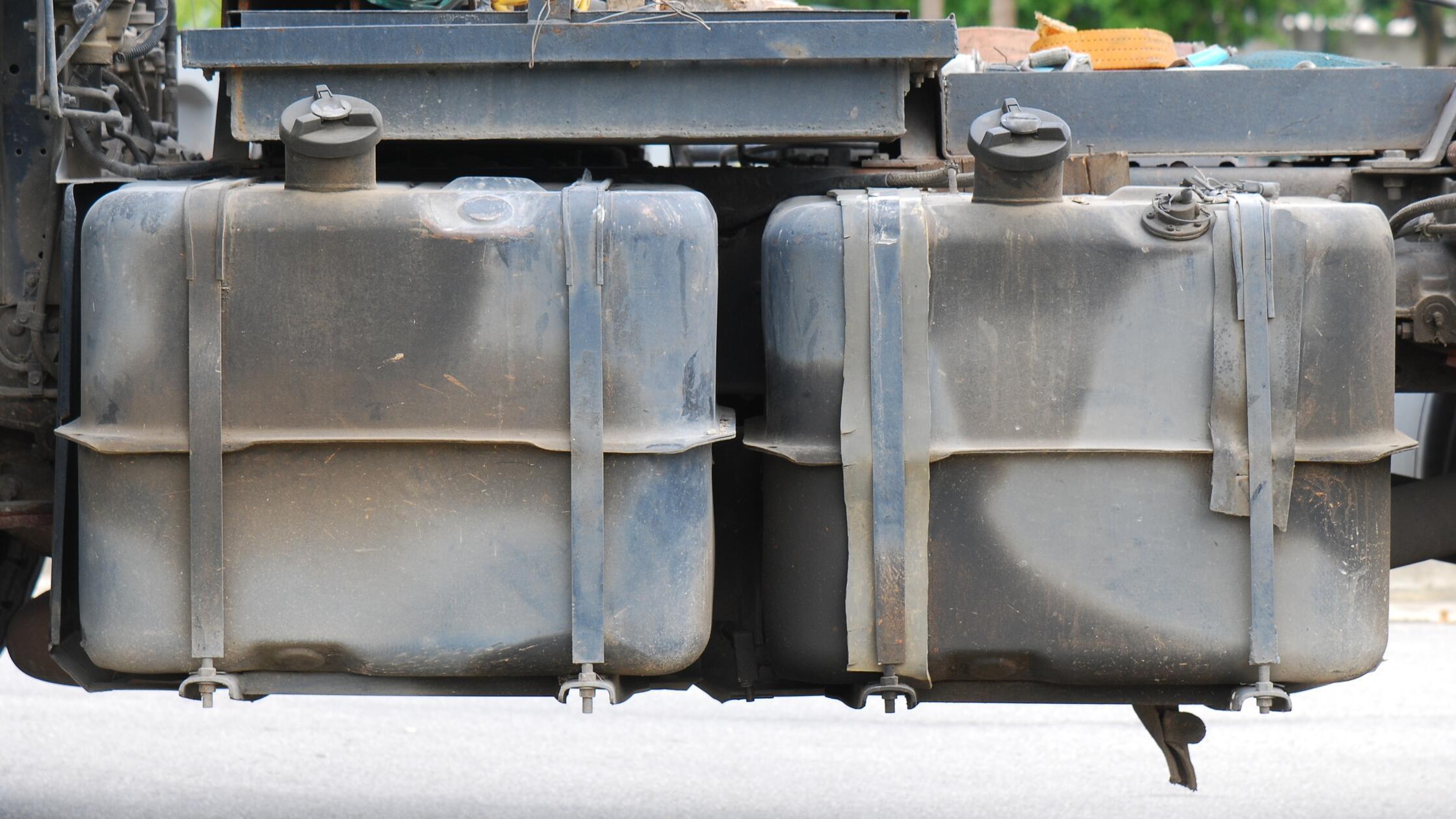 Diesel Tanks, Duo diesel tanks of a trailer tow tr