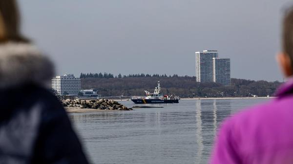 Schaulustige beobachten einen Wal, der an der Osts
