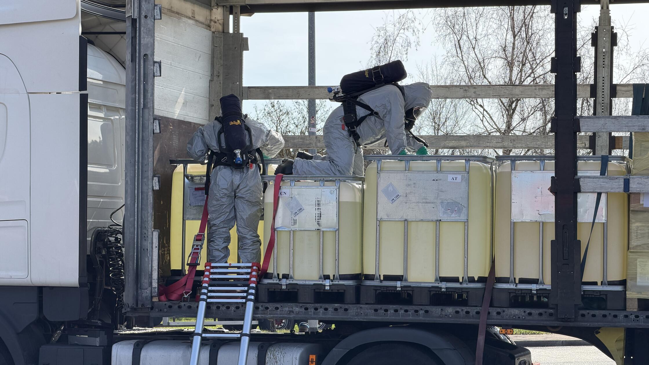 Leicht entzündlich: Einsatz wegen undichten Gefahrgut-Lkw an A6 bei ...