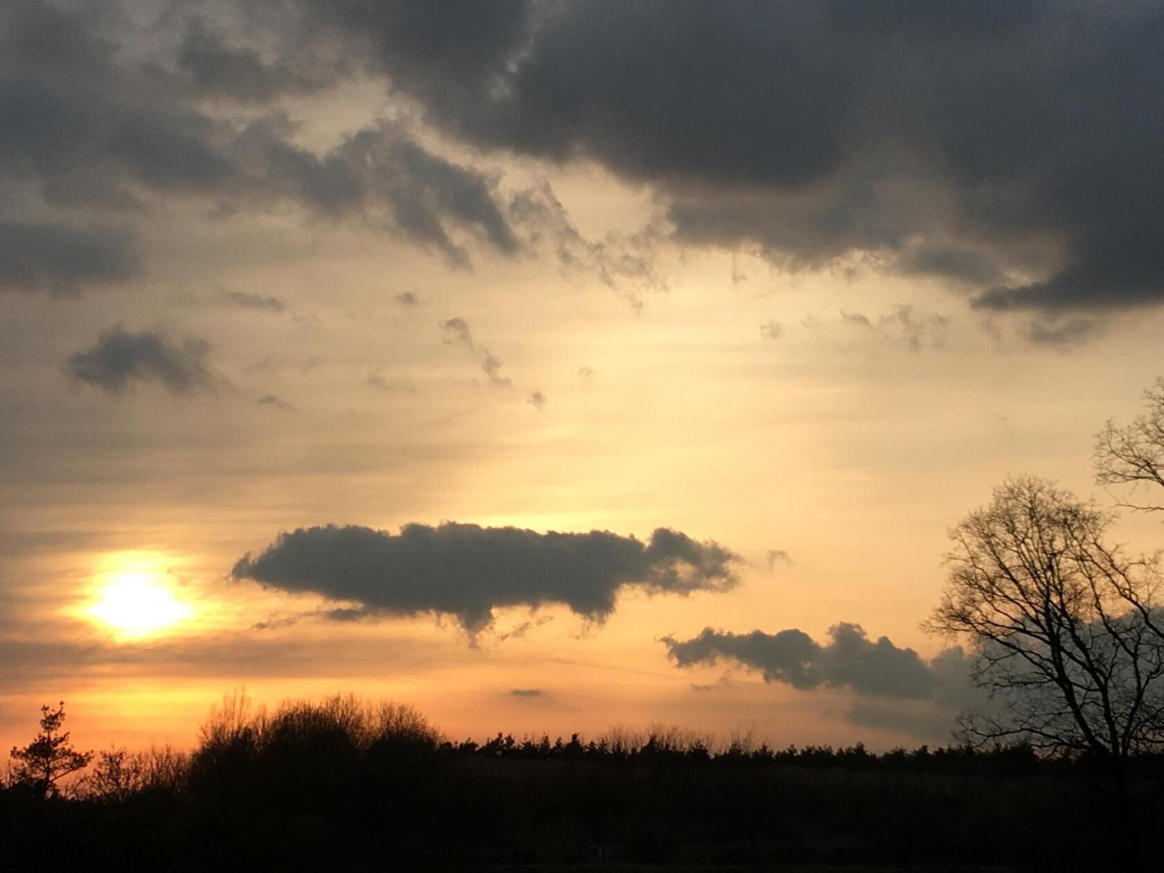 Dunkle Wolken im Abendlicht über der Autobahn bei Altenfelden.