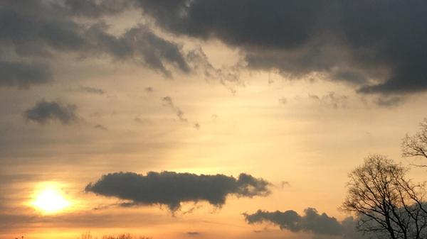Dunkle Wolken im Abendlicht über der Autobahn bei Altenfelden.