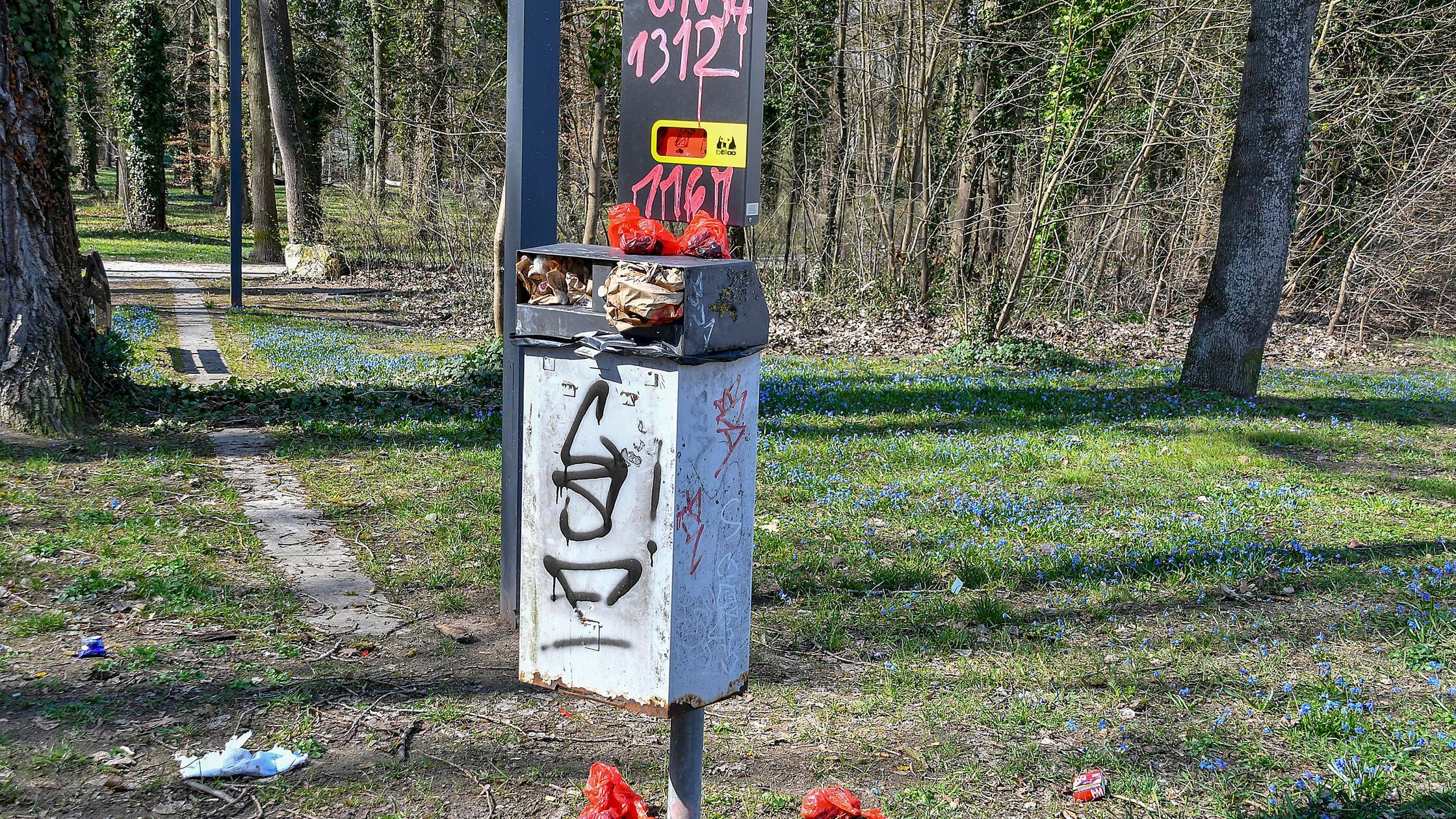 Diese Hundekot-Entsorgungsstation ist überfüllt un