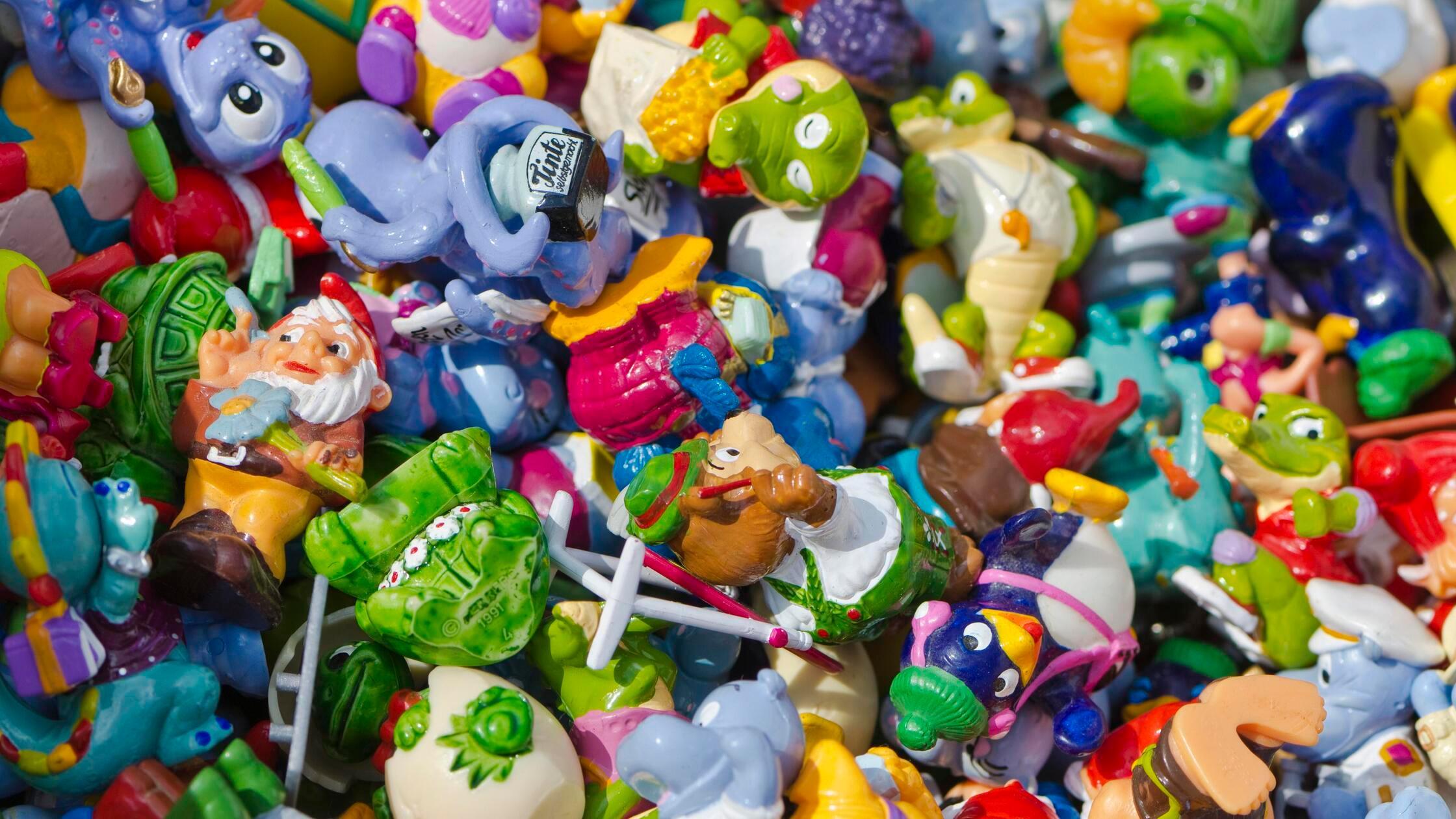 Spielzeugfiguren aus Plastik werden auf dem wöchen