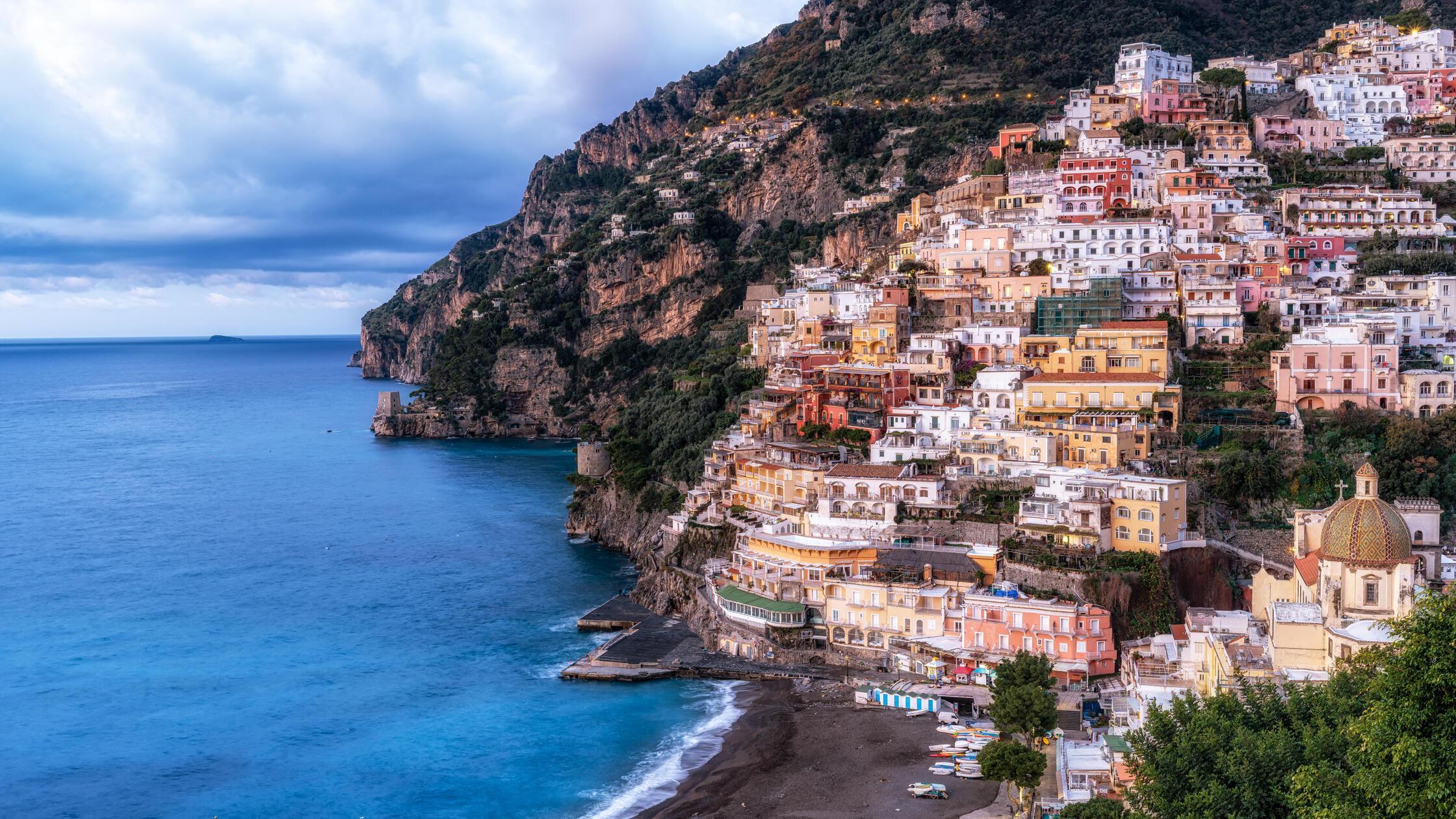 Sunrise Blick über Positano ein kleines Küstenstra