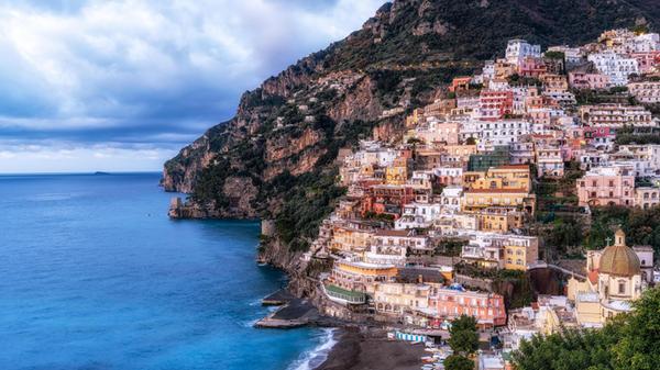 Sunrise Blick über Positano ein kleines Küstenstra