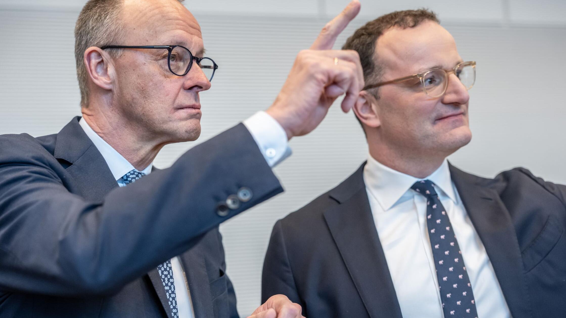 Bundeskanzler Friedrich Merz (CDU, l.) steht neben