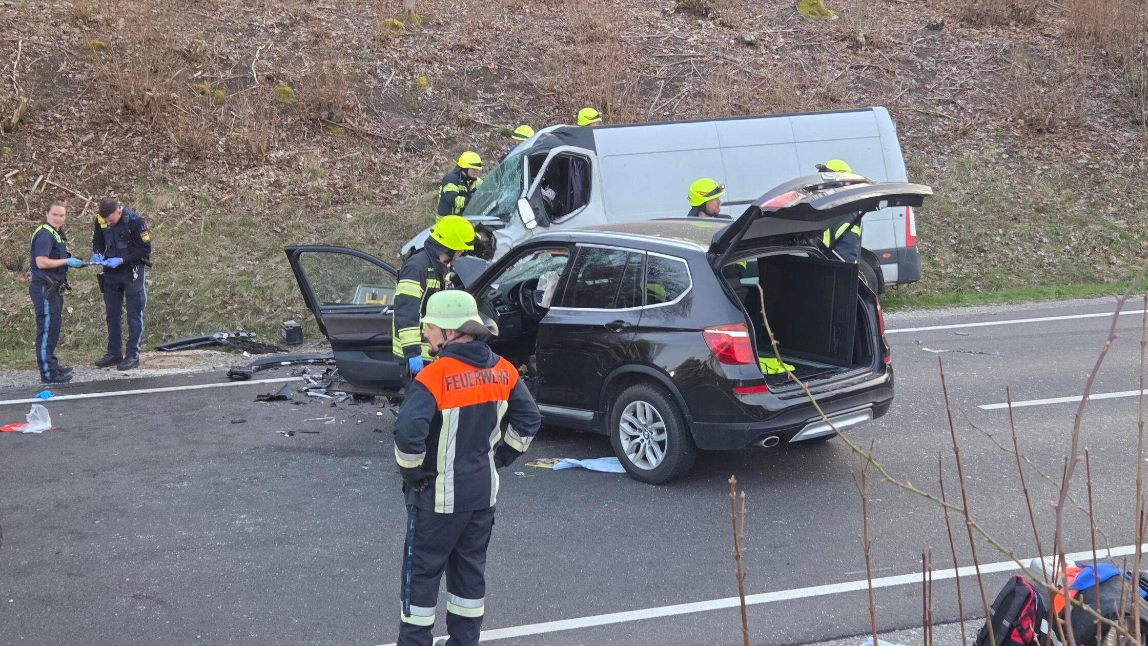 Laut Informationen der Polizei kam es wohl bei einem missglückten Überholmanöver zu einem Zusammenstoß im Gegenverkehr.