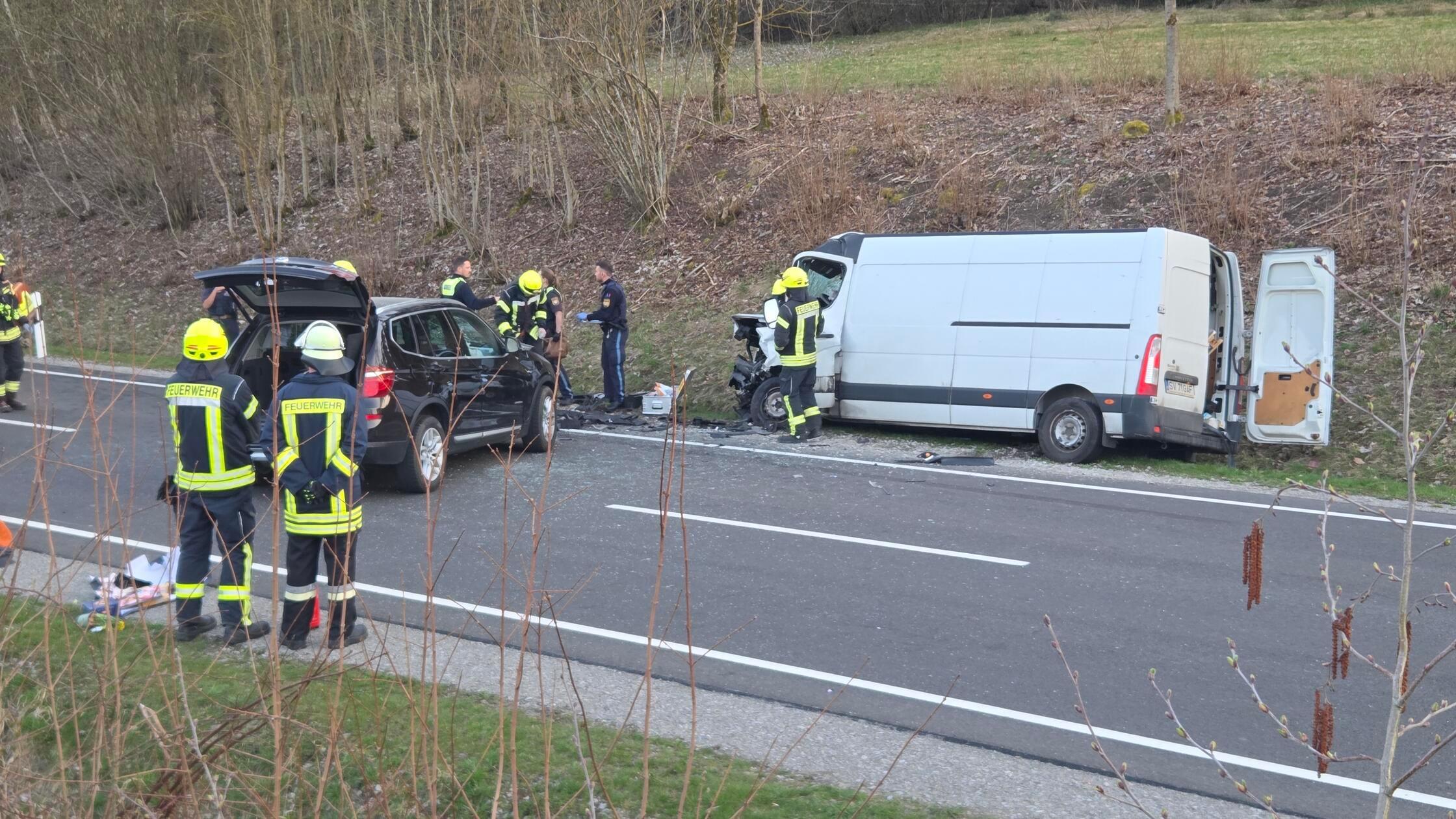 Die Bundesstraße ist derzeit gesperrt. Über die Dauer der Sperrung ist nichts bekannt.