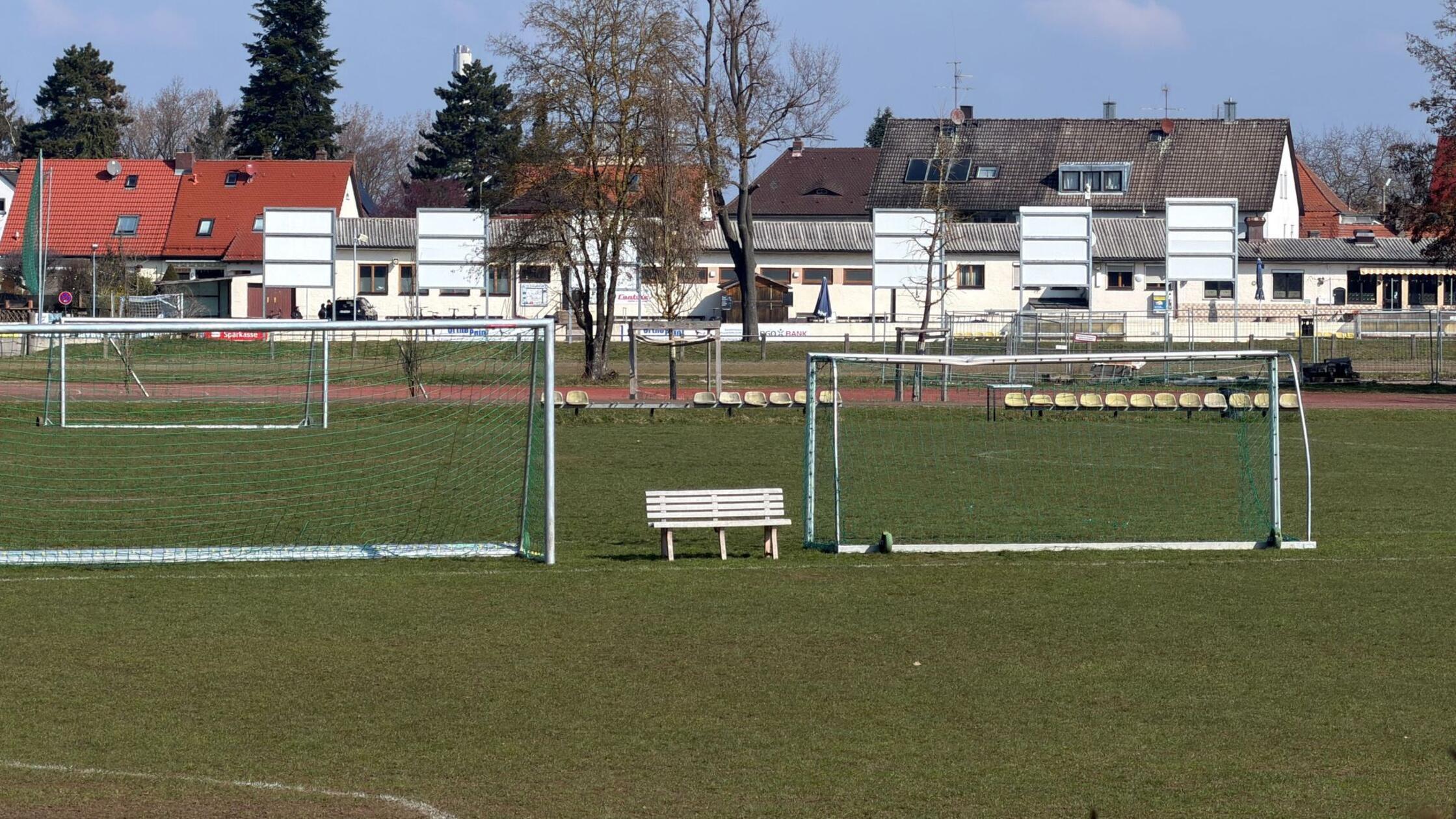 Auf einem Fußballplatz im Ortsteil Bruck stehen Fu