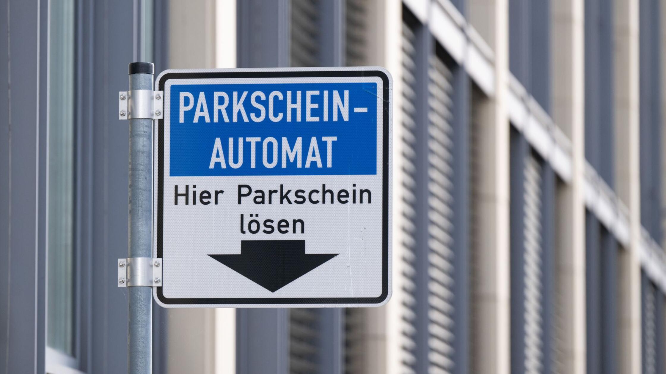 Ein Schild für einen Parkscheinautomaten am Straße
