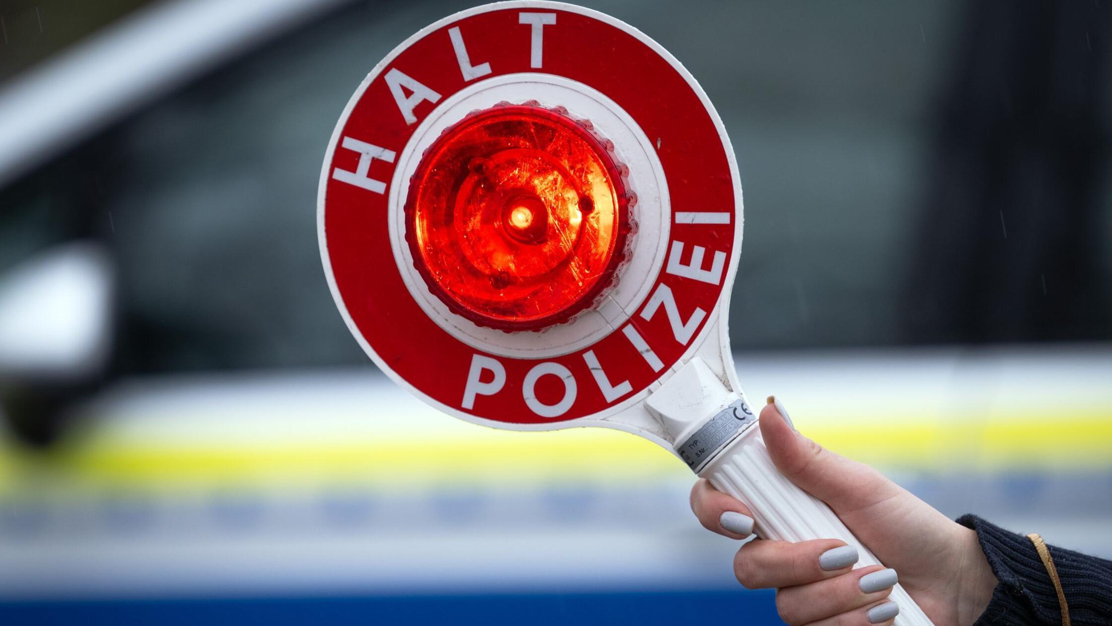 Eine Polizistin hält während einer Verkehrskontrol